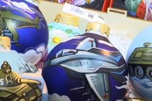 Москвичам предлагают наряжать елки шариками с изображением танков и БТР