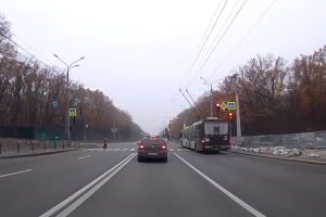 "Война" на дорогах Харькова: на красный гоняют даже троллейбусы, опубликовано видео