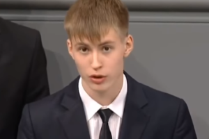 Школьник из РФ в Бундестаге извинился за убийства советской армией солдат Вермахта: в России негодуют