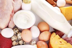 Больше мяса, меньше каш и сладкого: в МОЗ утвердили новые нормы питания для украинцев