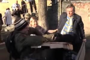 «Мусорная люстрация»: В Днепре ветераны АТО бросили в помойный бак руководителя МСЭК