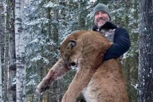 Фотосессия с застреленной пумой: телеведущий подвергся жесткой критике в соцсетях