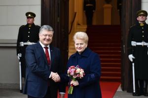 Порошенко в Литве проводит встречу с Далей Грибаускайте