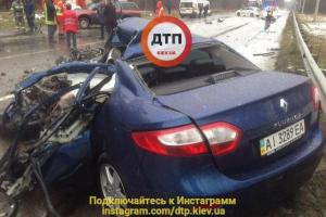 Жуткая авария в Киеве: фура раздавила легковушку, есть жертвы (18+)