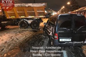 В Киеве снегоуборочный автомобиль спровоцировал ДТП, пострадал ребенок