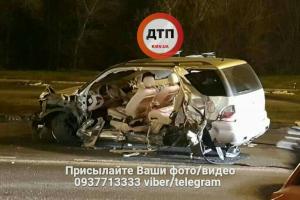 Обломки разбросало на несколько десятков метров: в Киеве произошло серьезное ДТП