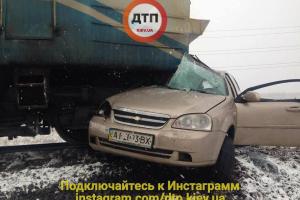 Под Киевом поезд снес легковой автомобиль: водитель чудом выжил