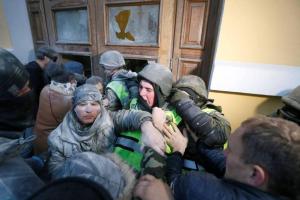 Во время штурма Октябрьского дворца пострадали десятки правоохранителей