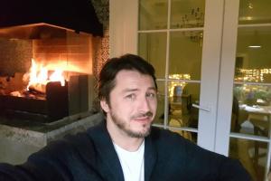 Шоумен Сергей Притула показал роскошный дом в новогодних огнях