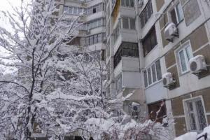 Спасаясь от соседа с ножом, киевлянин выпрыгнул с 7 этажа в сугроб