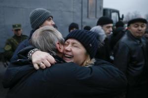 "Первые звонки мамам и женам": опубликованы трогательные кадры с украинцами, которые вернулись из плена 