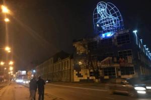Гигантскую скульптуру ангела со смартфоном установили в Одессе