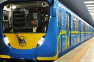 В киевском метро голый мужчина бросался с кулаками на полицейских
