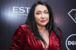 "Лохматая женщина сбежала из психушки": В сети раскритиковали танцы Лолиты в аэропорту
