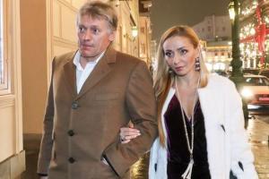 В сети продолжают смеяться над кремлевскими параноиками: Песков вышел в свет в бронежилете