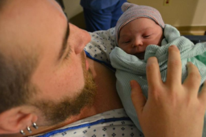 «Бородатая мама»: в США 30-летний трансгендер родил «бесполого» малыша