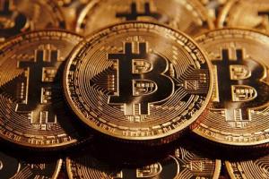 Курс биткоина после очередного рекорда резко обвалился