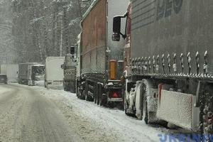 На Одесской трассе заблокировано движение: сотни автомобилей оказались "в плену"