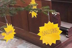 На елке в Праге вместо украшений - названия оккупированных городов Донбасса