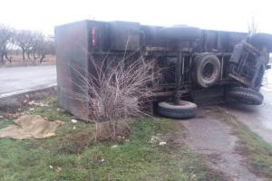 В Николаевской области грузовик Нацгвардии врезался в остановку: девушке отрезало голову