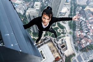 Китайский руфер сорвался с небоскреба: смерть парня попала на видео