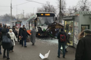 В Москве автобус снес остановку с людьми