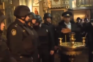 «Хоть святых выноси»: в сети высмеяли битву за мощи в российской церкви