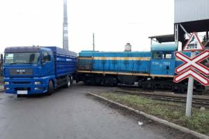 ДТП в Кропивницком: грузовик столкнулся с тепловозом 