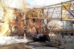 В России башенный кран рухнул на жилой дом, есть погибший