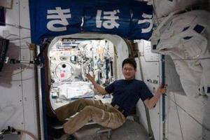 Японский астронавт за три недели в космосе стал великаном