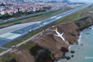 В Турции самолет с пассажирами упал с обрыва: шокирующие кадры