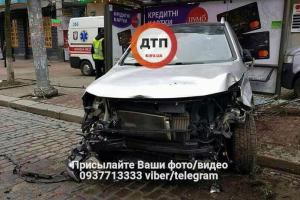 В Киеве масштабное ДТП: пострадали несколько машин, деревья и остановка