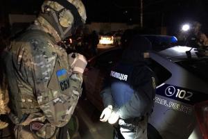 Харьковских копов заковали в наручники: СБУ задержала группу злоумышленников в погонах