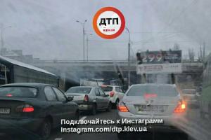 В Киеве обрушилась часть путепровода, образовалась огромная пробка