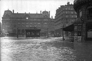 Уровень воды во французской Сене достиг пика, закрыты 7 станций метро: кадры