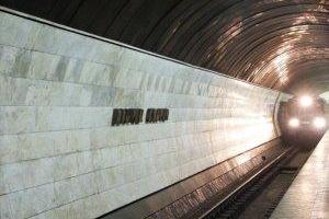 В Киеве пожилую женщину столкнули на рельсы метро: опубликовано видео