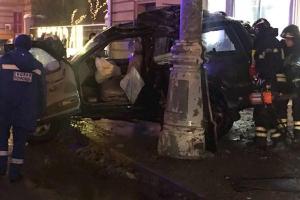 Растерзанный джип, 4 раненых и труп в багажнике: в Москве Ford Explorer влетел в остановку (18+)