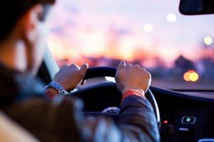 Неплательщикам алиментов запретили водить авто и выезжать за границу: Порошенко подписал закон