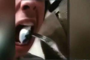 Опасный флешмоб: школьники едят капсулы для стирки и передают эстафету