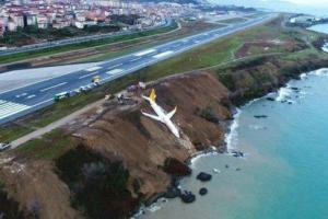 Паника и детские крики: появилось видео с самолета, который чудом избежал падения в море