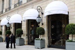 В Париже незадачливые грабители потеряли сумку с украшениями