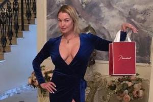 "По многочисленным просьбам": Волочкова показала откровенный шпагат-2018