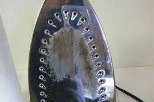 Умирала в страшных муках: в Киеве сын избил мать утюгом и ушел на работу