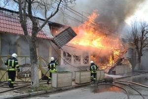 Масштабный пожар в Одессе: сгорели ресторан, кафе и аптека