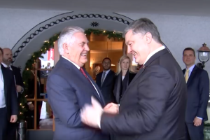 Порошенко и  Тиллерсон в Давосе согласовали проект резолюции о миротворцах на Донбассе