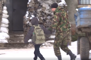 Военный помог ребенку, напуганному обстрелом: украинцев растрогало видео из прифронтового Донбасса