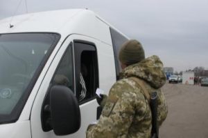 Украинец пытался провезти из ОРДЛО банковские карты и телефон в топливном баке