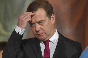 Медведев стал объектом насмешек в сети после посещения храма в Рождество
