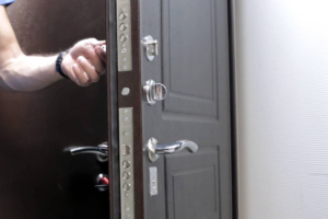 Россиянка развелась со своим мужем и забрала у него входную дверь