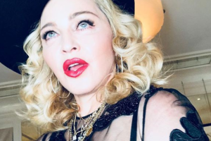 Мадонна обнажила грудь в Instagram